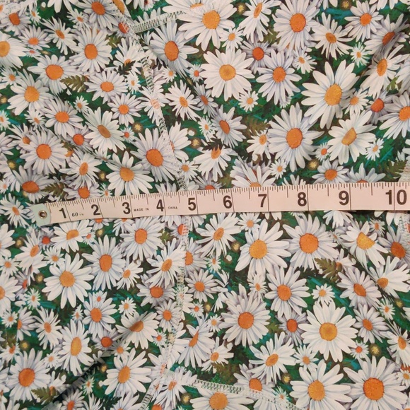 Daisy Chain High Waisted battle pants capris from Blackmilk - Picture 5 of 7